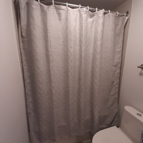Beautiful Gray Shower curtain from Homesense - Beau rideau de douche gris - Picture 1 of 3